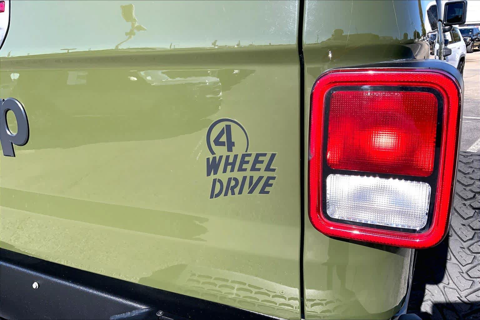 Used 2023 Jeep Gladiator Mojave AWD/4WD image 27