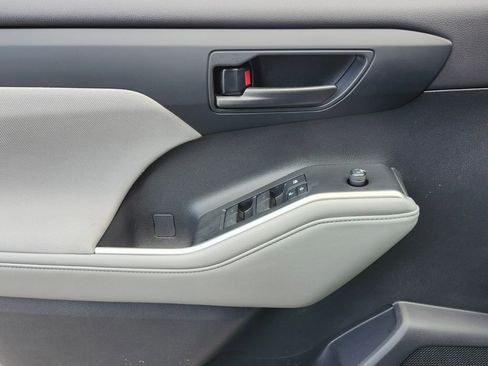 Used 2021 Toyota Highlander LE image 31