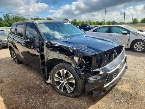 Used 2023 Toyota Highlander XLE FWD image 2