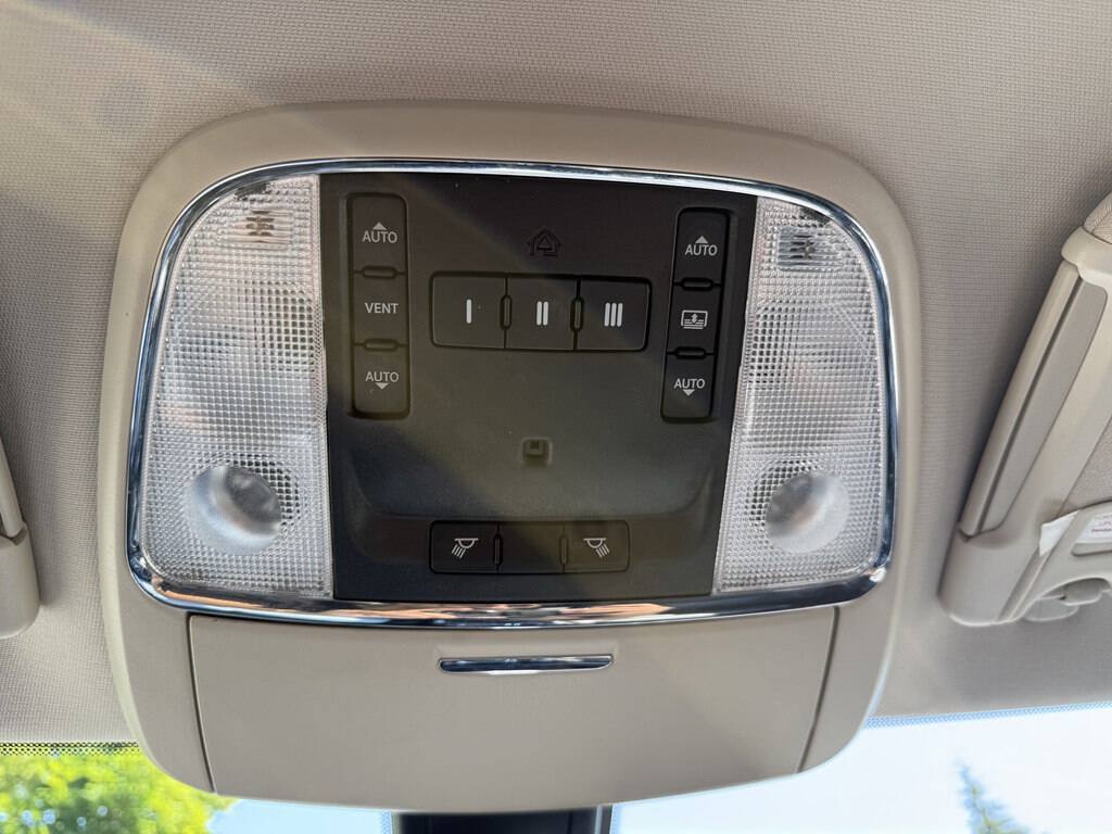 Used 2016 Chrysler 300 Limited RWD image 25