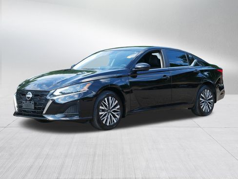 Certified 2023 Nissan Altima 2.5 SV w/ SV Premium Package AWD/4WD image 3