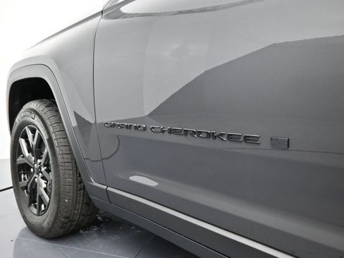 New 2025 Jeep Grand Cherokee Altitude image 28