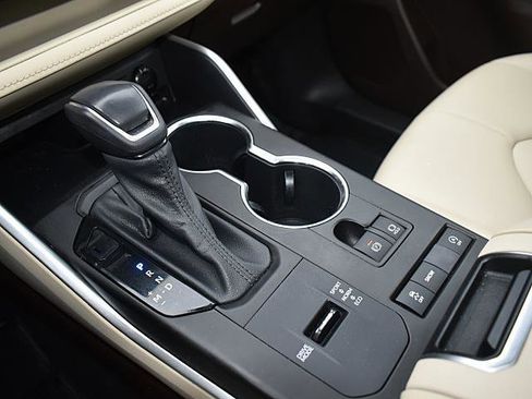 Used 2022 Toyota Highlander XLE image 38