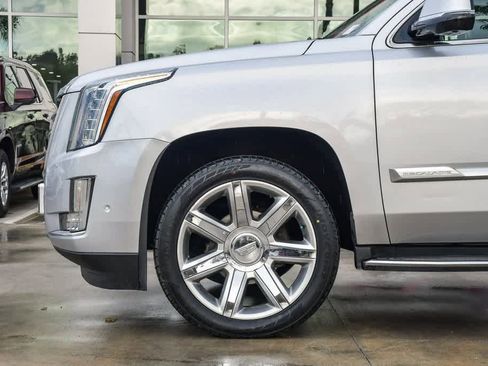 Used 2020 Cadillac Escalade Luxury image 10