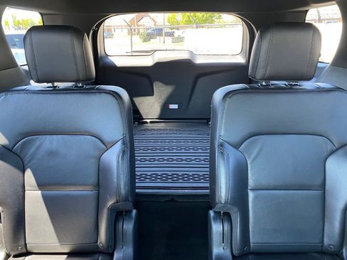 Used 2017 Ford Explorer XLT w/ Equipment Group 202A AWD/4WD image 28