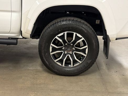 Used 2020 Toyota Tacoma TRD Sport AWD/4WD image 15