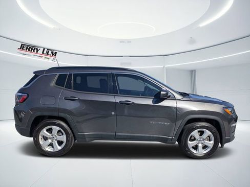Used 2021 Jeep Compass Latitude FWD image 2