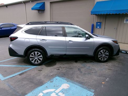 Used 2022 Subaru Outback Premium image 6