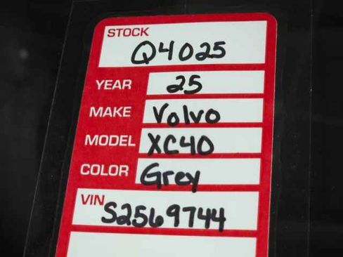 Certified 2025 Volvo XC40 B5 Core image 34