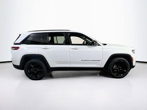 Used 2023 Jeep Grand Cherokee Altitude AWD/4WD image 4