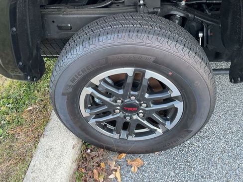 Used 2025 Toyota Tacoma TRD Sport image 10