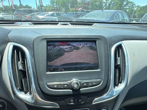 Used 2022 Chevrolet Equinox LS AWD/4WD image 24