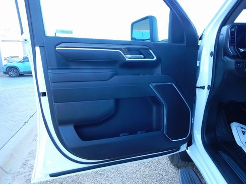 Used 2025 Chevrolet Silverado 2500 LT w/ Convenience Package image 17