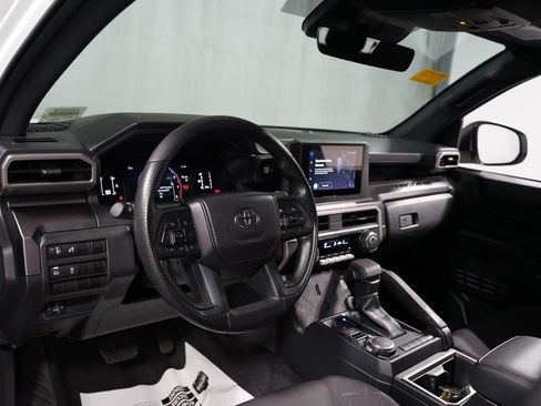 Certified 2025 Toyota Tacoma SR5 AWD/4WD image 12