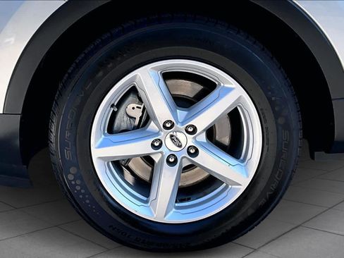 Used 2018 Ford Explorer XLT image 11