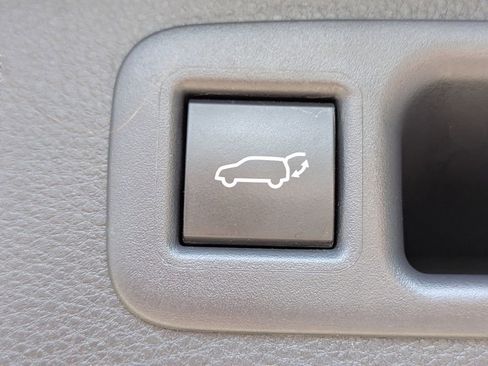 Used 2024 Toyota Highlander XLE FWD image 14