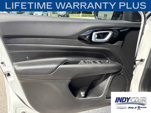 Used 2022 Jeep Compass Latitude w/ Sun and Sound Group AWD/4WD image 8
