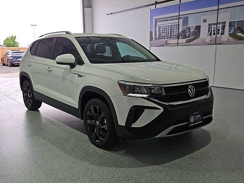 Certified 2023 Volkswagen Taos SE w/ Panoramic Sunroof Package FWD image 2