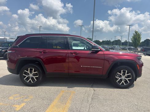 Used 2025 Jeep Grand Cherokee Limited AWD/4WD image 4