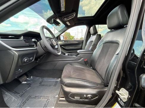 Used 2024 Jeep Grand Cherokee Altitude AWD/4WD image 19