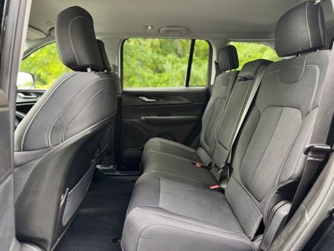 Used 2023 Jeep Grand Cherokee Laredo image 11