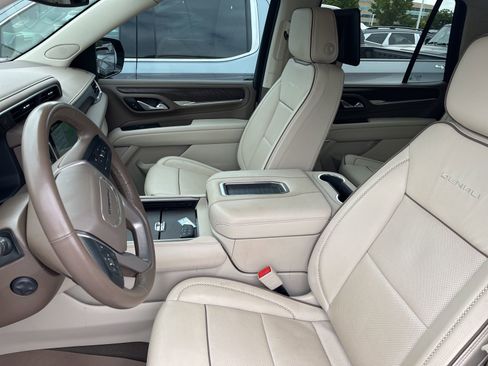 Used 2024 GMC Yukon Denali AWD/4WD image 5