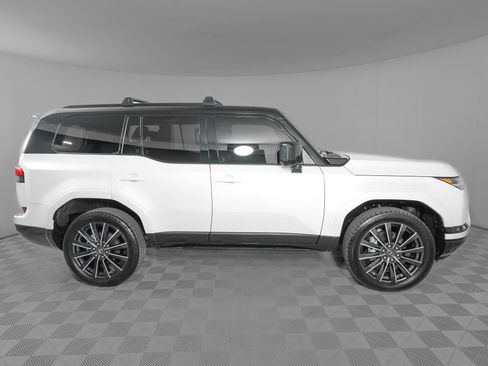 Used 2024 Lexus GX 550 w/ Accessory Package (2T) image 4