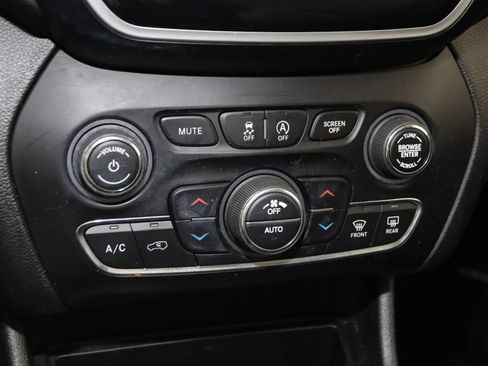Used 2019 Jeep Cherokee Limited AWD/4WD image 29