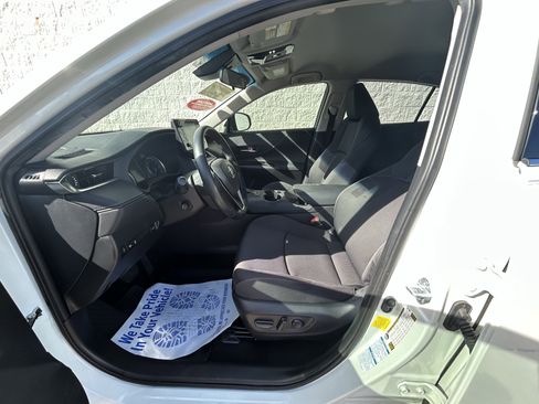 Certified 2021 Toyota Venza LE image 15