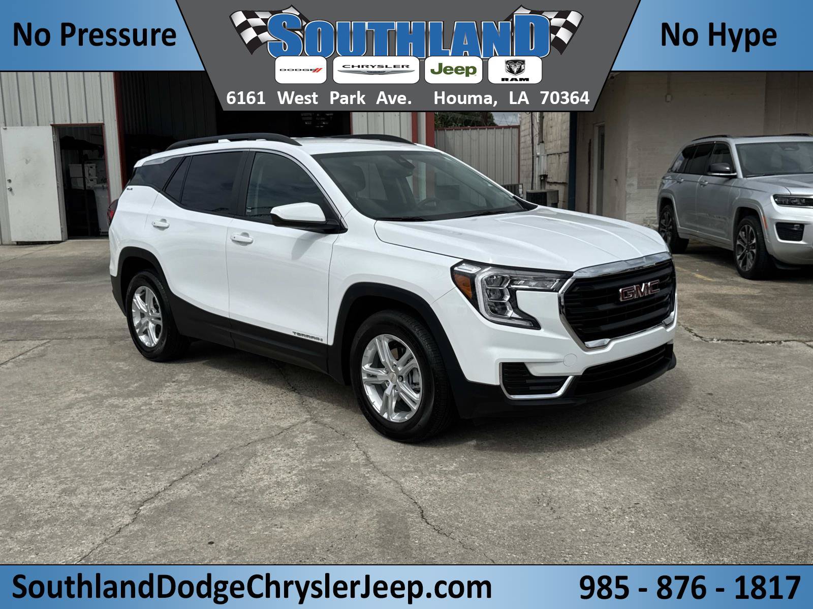 Used 2024 GMC Terrain SLE w/ Driver Convenience Package FWD image 1