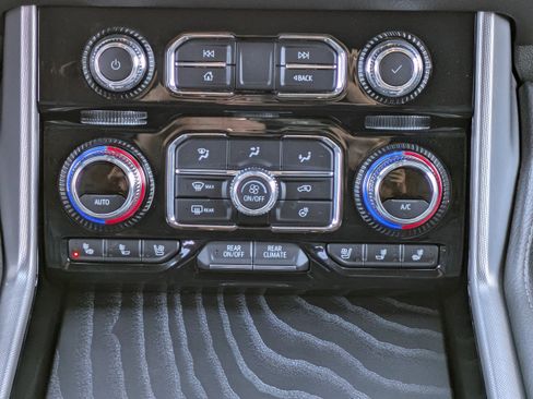 Used 2024 GMC Yukon Denali w/ Advanced Technology Package image 18