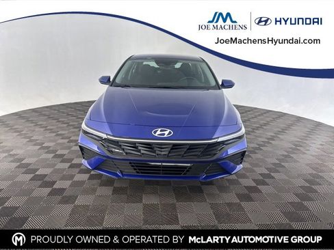 Used 2025 Hyundai Elantra SE image 3
