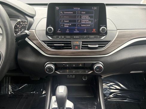 Used 2024 Nissan Altima 2.5 SV FWD image 6