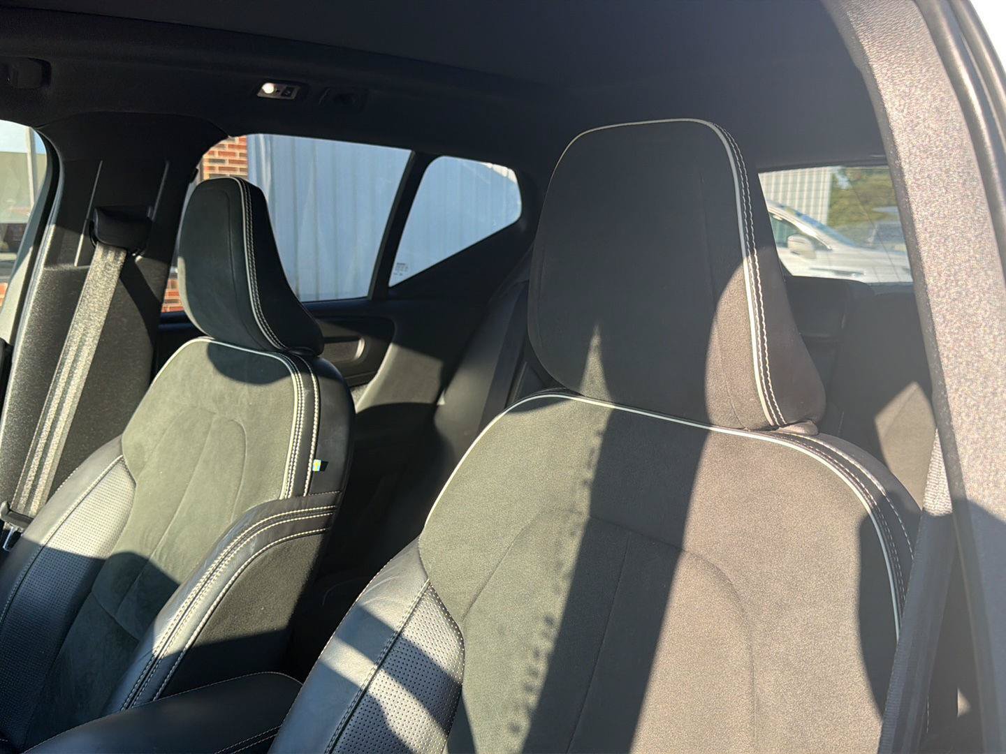 Used 2019 Volvo XC40 T4 R-Design FWD image 6