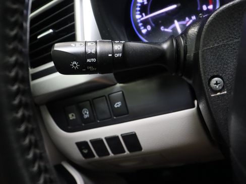 Used 2019 Toyota Highlander XLE FWD image 27