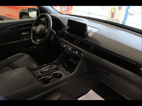 Certified 2025 Honda Pilot Black Edition image 24