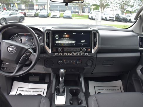 Used 2025 Nissan Frontier SV image 28