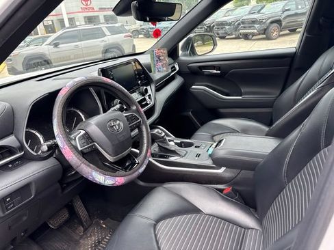 Used 2022 Toyota Highlander XSE FWD image 13