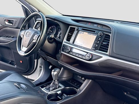Used 2017 Toyota Highlander Limited image 5