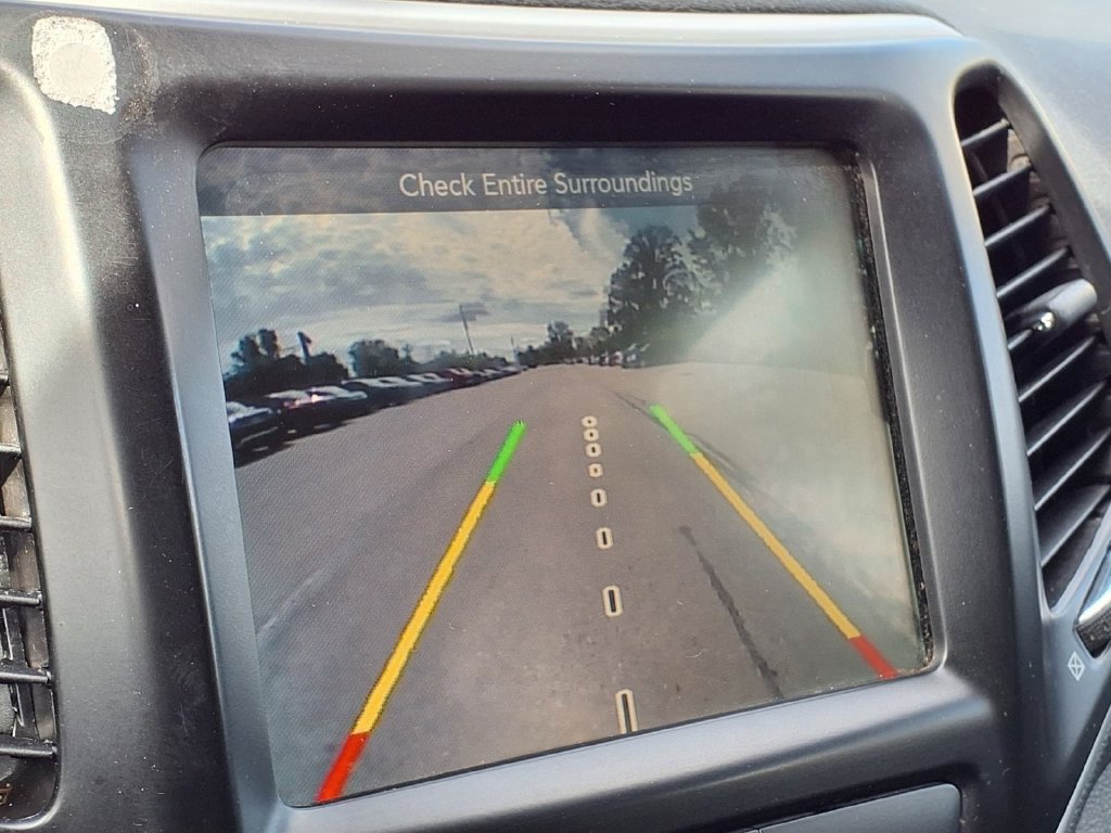 Used 2018 Jeep Cherokee Latitude Plus FWD image 18