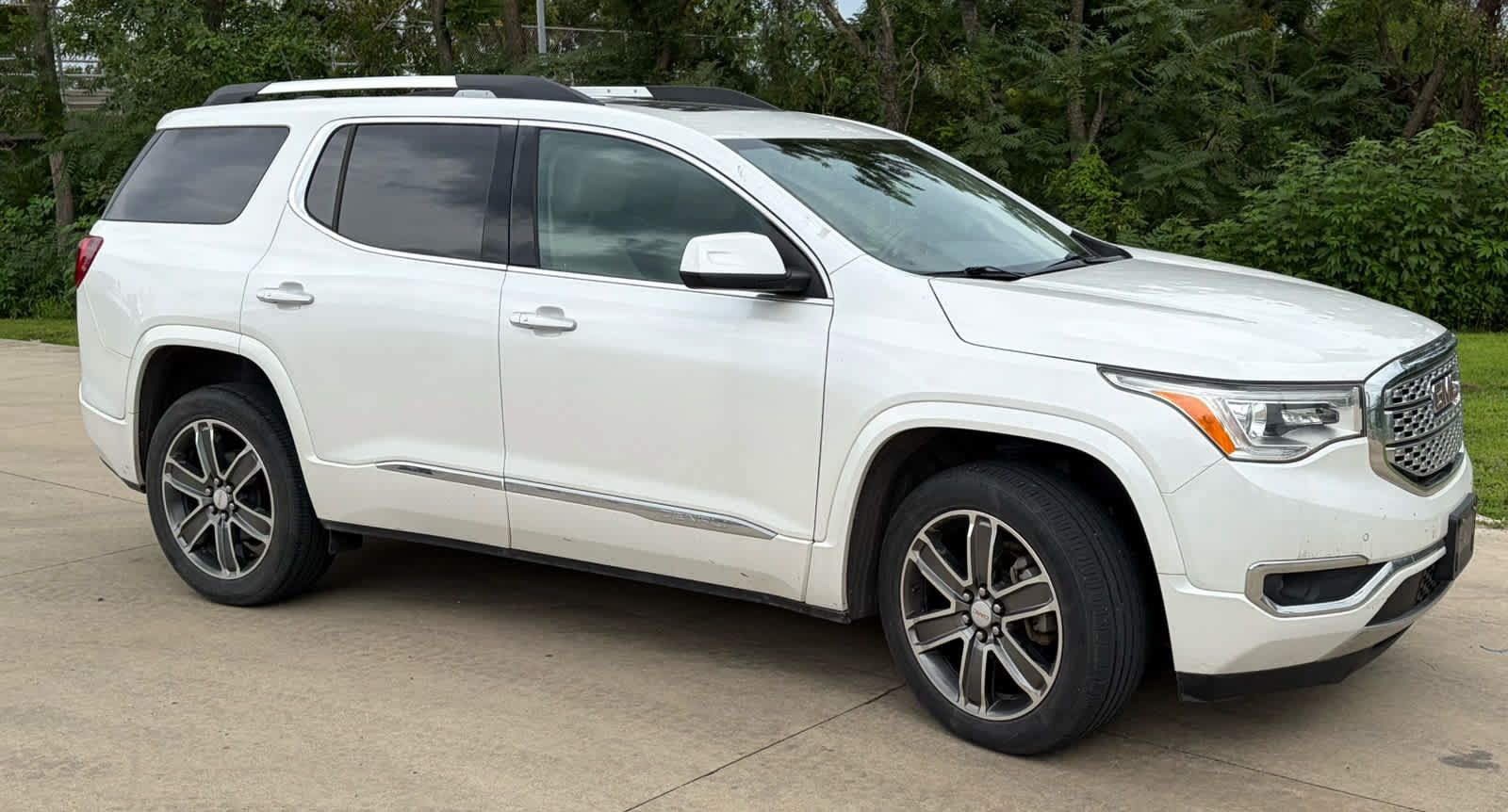 Used 2017 GMC Acadia Denali w/ Technology Package AWD/4WD image 2