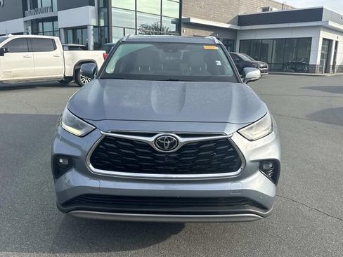 Used 2022 Toyota Highlander Platinum image 2