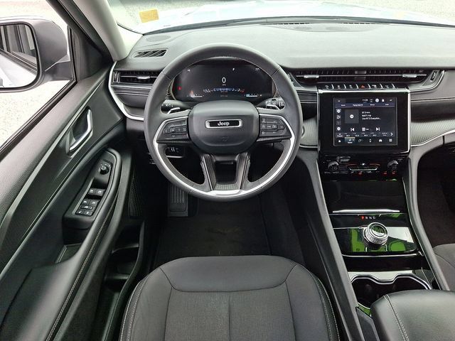 Used 2023 Jeep Grand Cherokee Laredo RWD image 11
