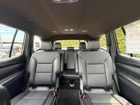 Used 2025 Buick Enclave Preferred FWD image 3