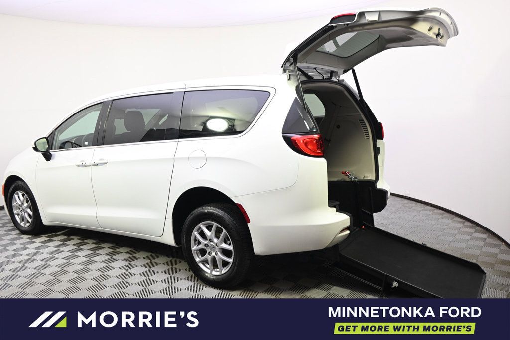 Used 2023 Chrysler Voyager LX FWD image 3