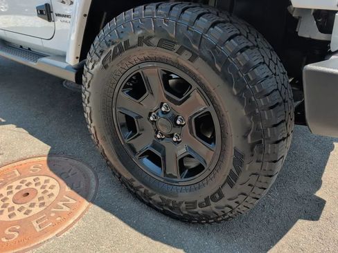 Used 2018 Jeep Wrangler Unlimited Sahara AWD/4WD image 3