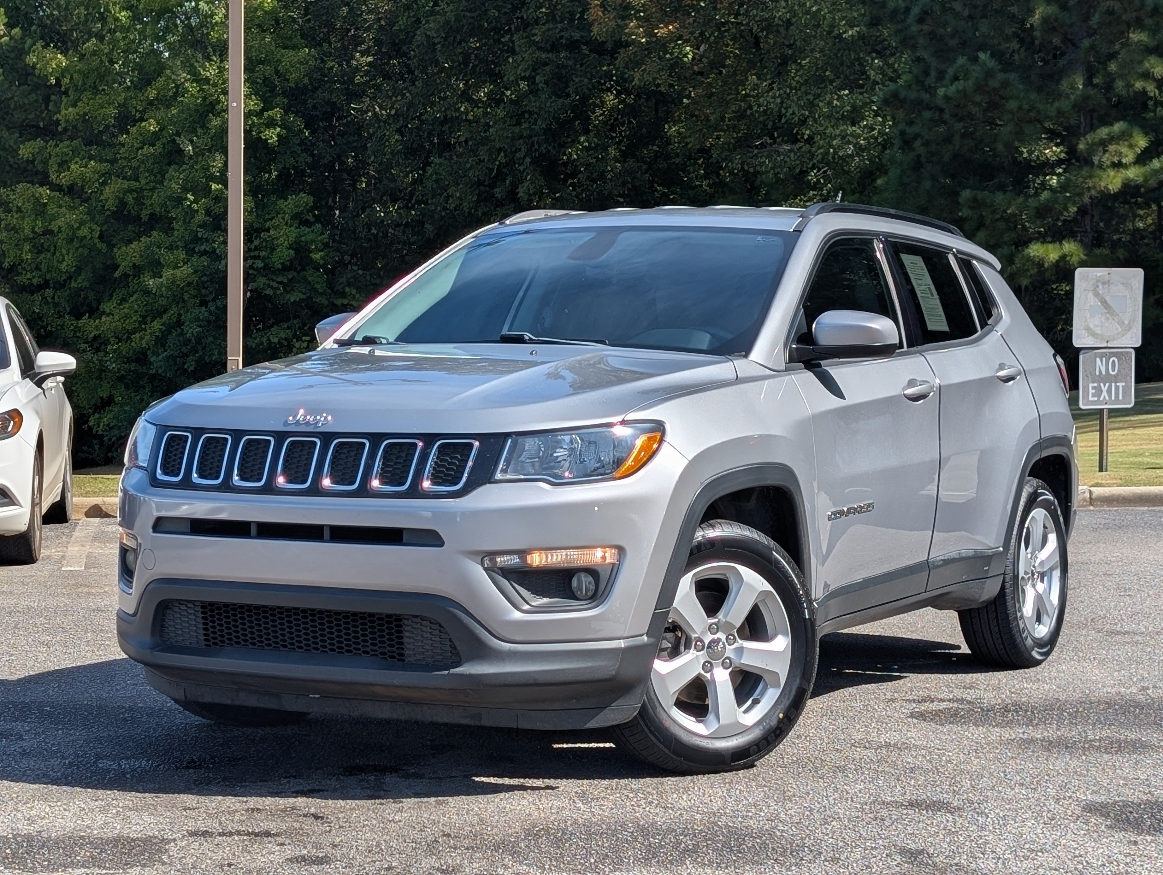 Used 2018 Jeep Compass Latitude FWD image 4