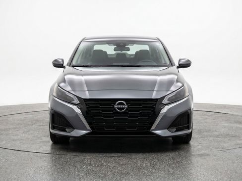 Used 2025 Nissan Altima 2.5 SV FWD image 2