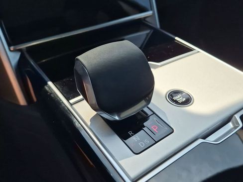 Certified 2025 Land Rover Range Rover SE AWD/4WD image 33