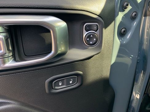 New 2025 Jeep Gladiator Rubicon w/ Technology Group image 13